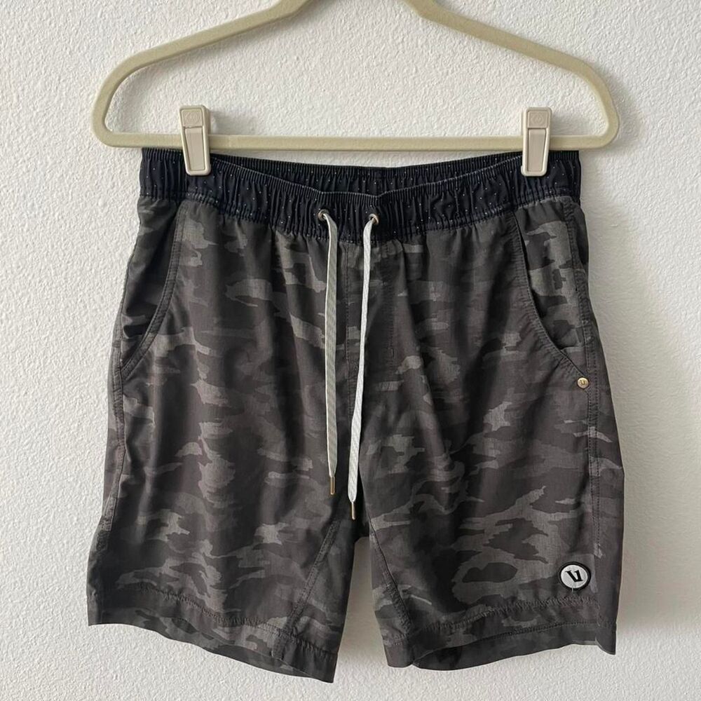 Vuori men’s camo shorts best fit size S/M